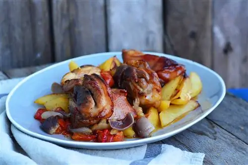 Блюда для мышц: рулька с салатом и картофелем