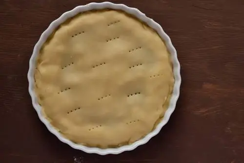 Я загнула верх по бокам и наколола вилкой, чтобы при выпечке выходил пар