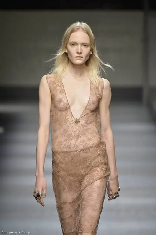 Платье с глубоким декольте и бюстом от Gucci