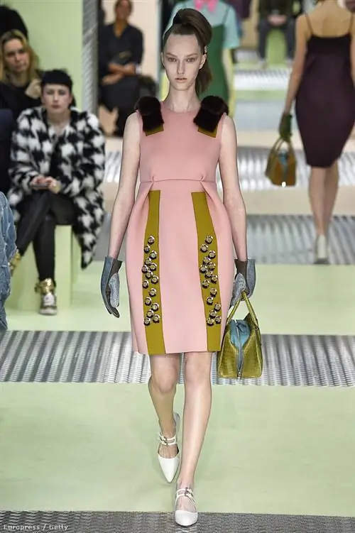 Prada выбросила свою одежду с интересными украшениями