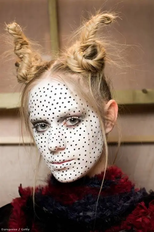 Дора Абоди сделала выбеленные лица моделей более эффектными с помощью маленьких черных точек