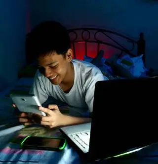 Подростки не высыпаются из-за телефонов и планшетов, и это проблема