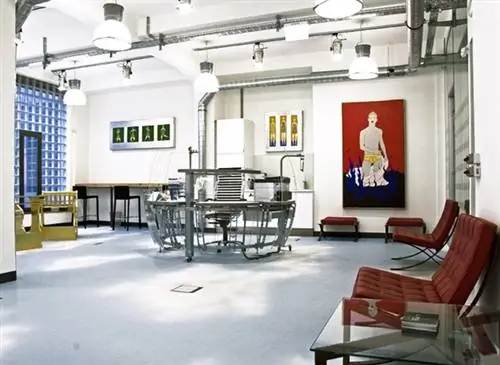 Loffice считается одним из самых известных коворкингов в столице, который с момента своего открытия в 2009 году присутствует не только на улице Paulay Ede, но и в центре города на улице Király, улице Sas в пятом районе, улице Saletrom и в Вена