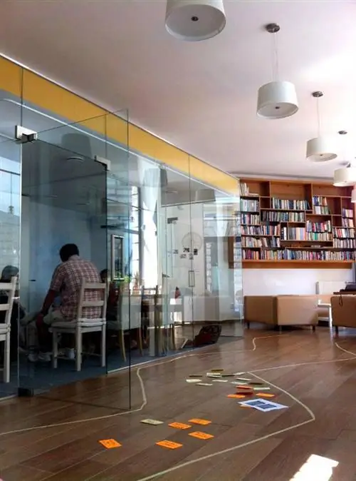 «Где рядом с вами всегда сидит интересный человек» - этот слоган использует центр города Каптар, где также проводятся выставки и другие презентации, для рекламы своей программы рабочего пространства CoWorking, где дневной билет стоит 3500 венгерских форинтов, а месячный билет стоит 38 500 форинтов