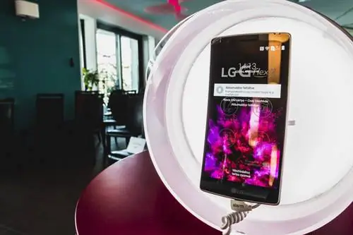 Вот топовый G Flex с изогнутым дисплеем
