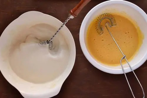 Взбитая белковая пена и яичные желтки смешиваются до образования густой пены
