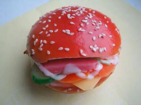 Небольшой пластиковый магнит на холодильник, который может привести к падению магнита и овощей, поэтому он изъят из обращения