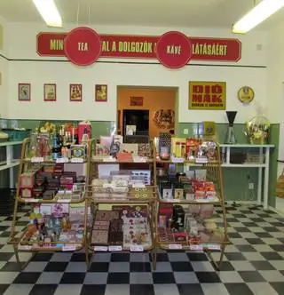 Вернулись в социализм с саратовским холодильником и походной кофеваркой