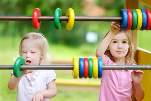 Первые тревожные признаки могут появиться уже в детском саду