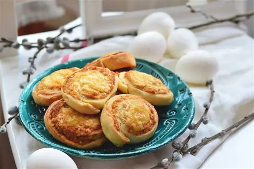 Сытное пасхальное печенье: улитки с ветчиной