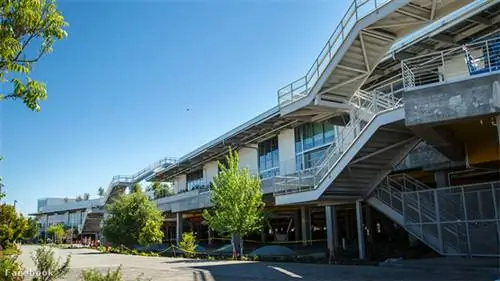 На выходных один или два счастливчика-инстаграммера мельком увидели совершенно новую штаб-квартиру Facebook под названием MPK 20 в Менло-Парке, штат Калифорния, а за последние несколько дней Марк Цукерберг и другие сотрудники Facebook также опубликовали несколько впечатляющих фотографий гиганта., здание с зеленой крышей, спроектированное Фрэнком Гери