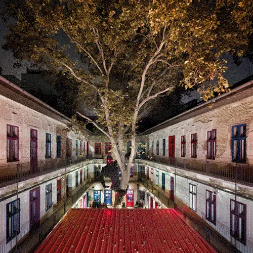 Читателям, знакомым с ночной жизнью Будапешта, вероятно, не нужно представлять Добоз, расположенный на улице Клаузал в седьмом районе