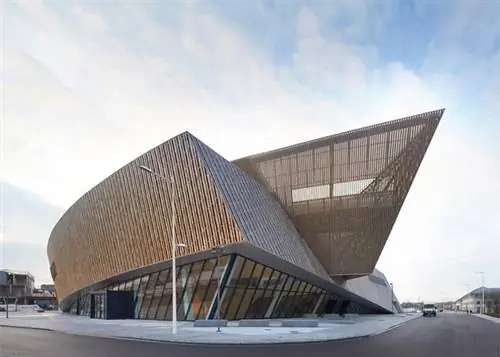 Конгресс-центр в Монсе недавно открыл свои двери и был передан в присутствии бельгийской королевской четы в рамках программы «Культурная столица Европы 2015»