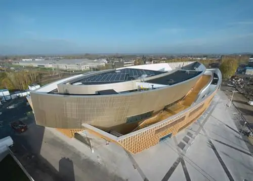 Новейший, 12 500 квадратных метров, эллиптический комплекс зданий городка с почти стотысячным населением был спроектирован для города известным нью-йоркским архитектором Даниэлем Либескиндом