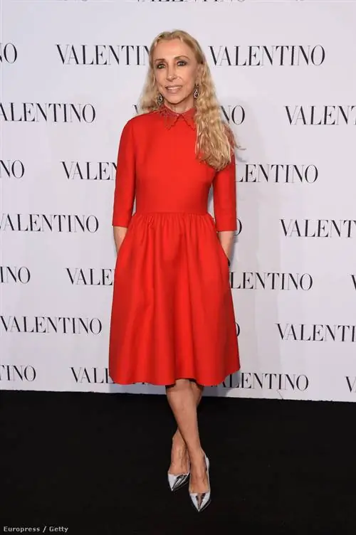 Итальянский журналист, которому в этом году исполняется 65 лет, работает в Vogue Italia с 1988 года. Соццани, имеющий степень по философии и немецкому языку, начал свою карьеру в Vogue Bambini в 1976 году, а затем редактировал журналы Lei и Per Lui в период с 1980 по 1982 год. В 1994 году руководство Condé Nast назначило его главным редактором итальянского издания