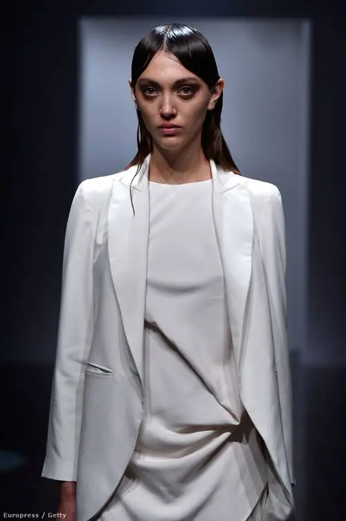 One Fell Swoop показал свою коллекцию с моделями с запавшими лицами