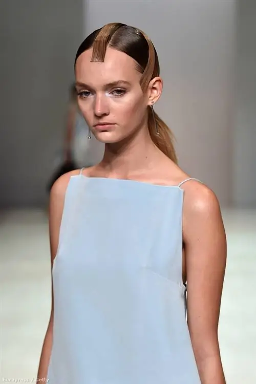 Угрюмая модель в красивом платье на подиуме Харионо Сетиади