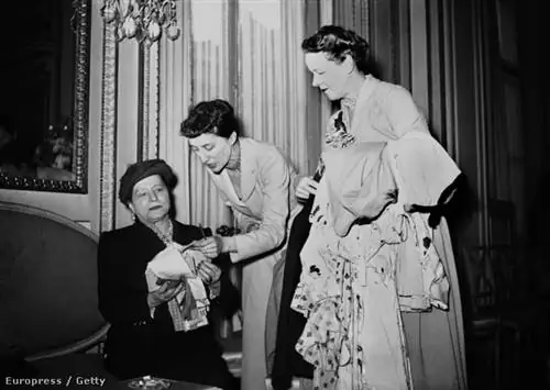 А здесь она видна со своими швеями несколькими годами раньше (в конце 40-х)