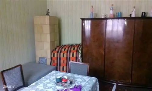 К сожалению, договориться о мебели с хозяевами не удалось, изразцовую печь снесли