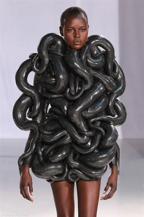 Лакированное змеиное платье на показе Iris Van Herpen Haute Couture 2011 Лакированное змеиное платье на показе Iris Van Herpen Haute Couture 2011