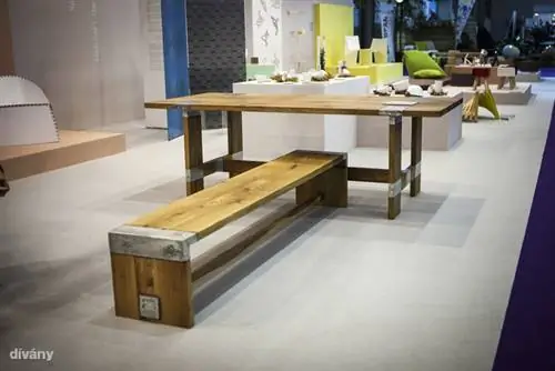 Давид Кисс, создатель мануфактуры Thebakker, разработал этот стол, который нам сразу понравился. Огромный и прочный стол сделан из переработанного дерева и расплавленного металла особым образом. После расплавления металл наносится на древесину, затем при остывании сжимается, создавая фантастическую поверхность