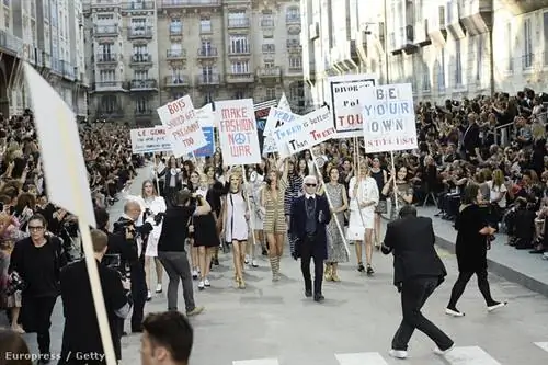 Лагерфельд на финале модного показа Chanel