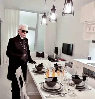 Так Карл Лагерфельд проводит свой день