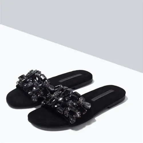 Изделие, украшенное камнями, стоит в Zara 14 995 форинтов Изделие, украшенное камнями, стоит в Zara 14 995 форинтов