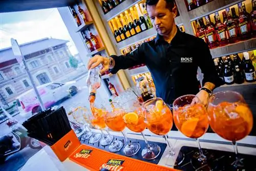 Вот как профессионал делает Aperol Spritzes Вот как профессионал делает Aperol Spritzes