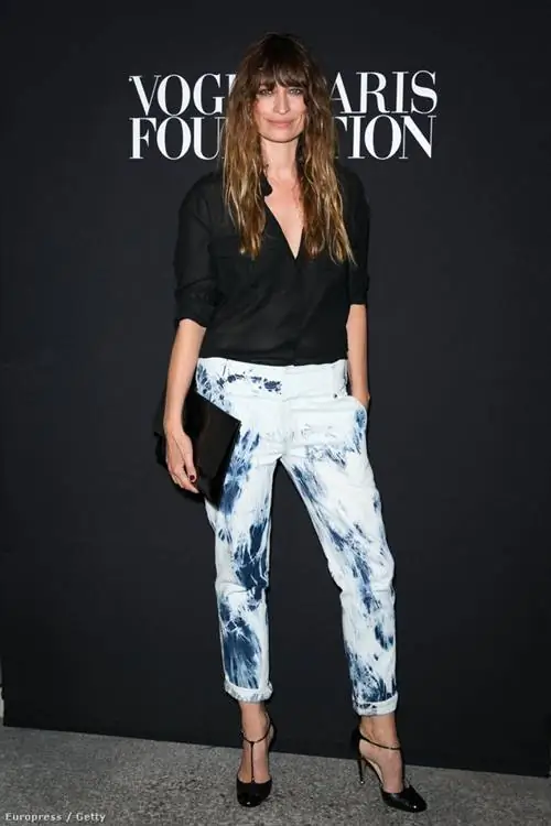 Француженки любят платья с глубоким декольте, поэтому, само собой разумеется, они также не любят застегивать блузки до шеи. Классическая, как правило, белая блуза - один из самых универсальных предметов гардероба, который можно носить с юбками и брюками в любое время, и вы не прогадаете с этим. Каролин Мегрэ выбрала для нее более повседневную пару брюк. туфли на высоком каблуке и черная блузка простого кроя