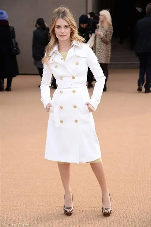 Более дорогая и прочная штормовая куртка может прослужить нам всю жизнь, не говоря уже о том, что нам не придется надевать еще один предмет одежды. По мнению французов, в тренче есть такой загадочный, эротичный шарм, который, кстати, хорошо смотрится на большинстве женщин. Мелани Лоран пришла на показ Burberry в белой штормовой куртке