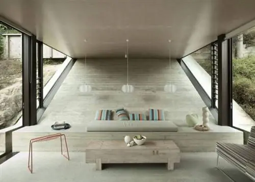 Наклонная бетонная стена Аманды Йейтс была вдохновлена ранними архитектурными сооружениями маори