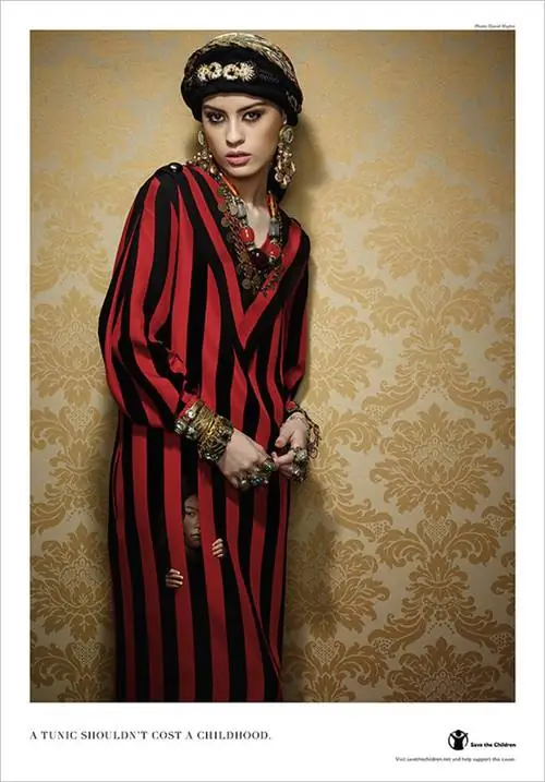 Внизу каждой фотографии есть утверждение о конкретном предмете одежды, например, ниже предложение о том, что туника не должна оказаться в чьем-то детстве