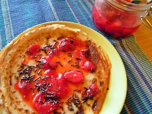 Блины с собственным клубничным джемом (и шоколадной крошкой), круто!