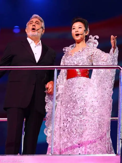 Он также разработал одежду персонажей, выступающих на церемониях открытия и закрытия Олимпийских игр 2008 года в Пекине, и Сун Цзуин, которая пела вместе с Пласидо Доминго