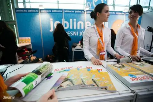 Они также нанесли макияж и сфотографировались на месте