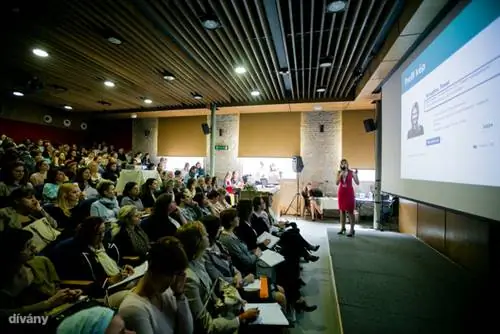 Именно столько людей было на первой лекции, и большая часть аудитории усердно записывала. Да, людей, сознательно использующих Facebook, немного, а многие даже не зарегистрировались в LinkedIn