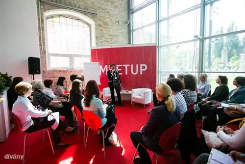 Были и митапы, то есть обсуждения. Среди прочего обсуждались семейные модели современного мира, а также трудовая солидарность между разными поколениями женщин