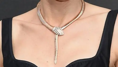 Наоми Уоттс - представитель Bulgari, поэтому на каждое мероприятие она получает от них что-то красивое