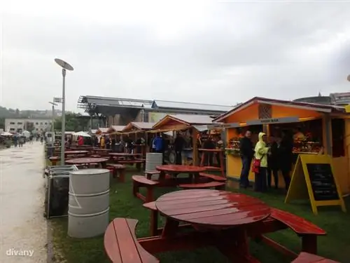 Здесь диктует погода, а не вкус. Люди шли везде, где могли стоять