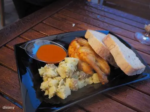 Французская органическая курица, предположительно забитая в шесть недель, это половина. Картошка была al dente, хлеб подсох, функция сока паприки даже не проявилась, но вкуса у него почти не было