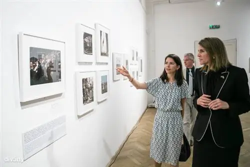 Беллу показала выставку Синтия Янг, куратор Международного центра фотографии