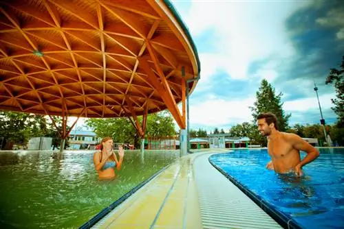 Спа-бассейн и обычный бассейн находятся рядом друг с другом. Дети постарше могут играть в мяч, пока родитель наблюдает за ними из лечебной воды