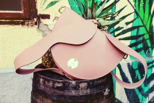 Главным вдохновением коллекции Ju Ninelle VIKA является стремление к свободе и приключениям. Эта сумка стоит 253 евро (75 000 форинтов). Его особенность в том, что он функционирует как рюкзак и сумка через плечо, и даже как ранец