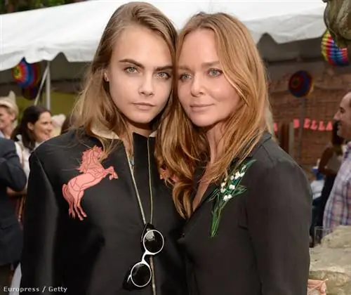 Стелла Маккартни была очень рада позировать на своем курортном показе в Нью-Йорке, где большинство платьев 2016 года можно было увидеть на приглашенных ею знаменитостях