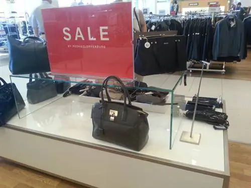 Peek & Cloppenburg: сумки DKNY и Armani Jeans доступны уже давно, но скидки на них редко бывают. Черная сумка DKNY, которую можно носить повсюду, теперь стоит 69 990 форинтов вместо 94 990 форинтов