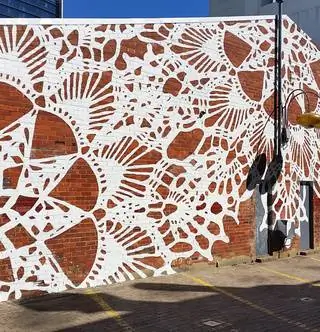 Польский уличный художник плетет стены кружевами