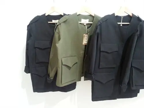 Куртка цвета хаки стоит 21 000 форинтов вместо 70 000, а черная - 20 000 форинтов