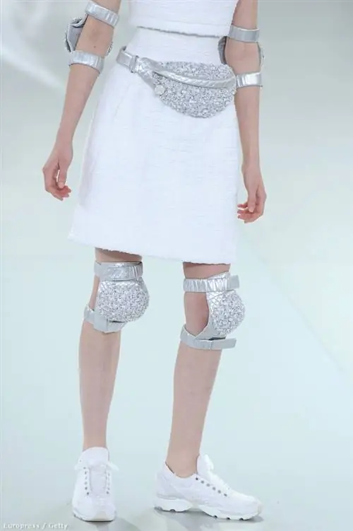 Карл Лагерфельд включил кроссовки в свою коллекцию Haute Couture