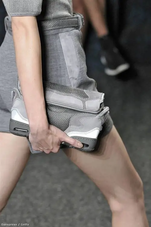 Сумка в форме обуви на показе Alexander Wang в сентябре 2014 года